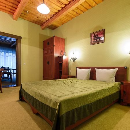 Hotel Letuchiy Gollandets à Oujhorod Extérieur photo