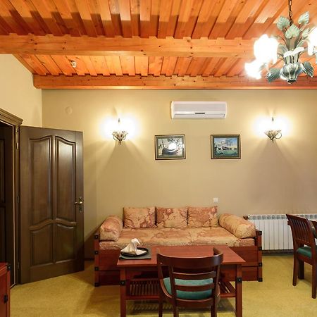 Hotel Letuchiy Gollandets à Oujhorod Extérieur photo