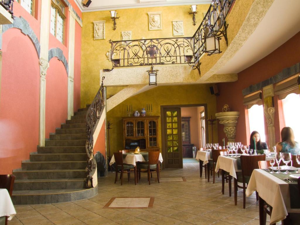Hotel Letuchiy Gollandets à Oujhorod Extérieur photo