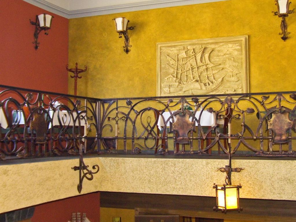 Hotel Letuchiy Gollandets à Oujhorod Extérieur photo