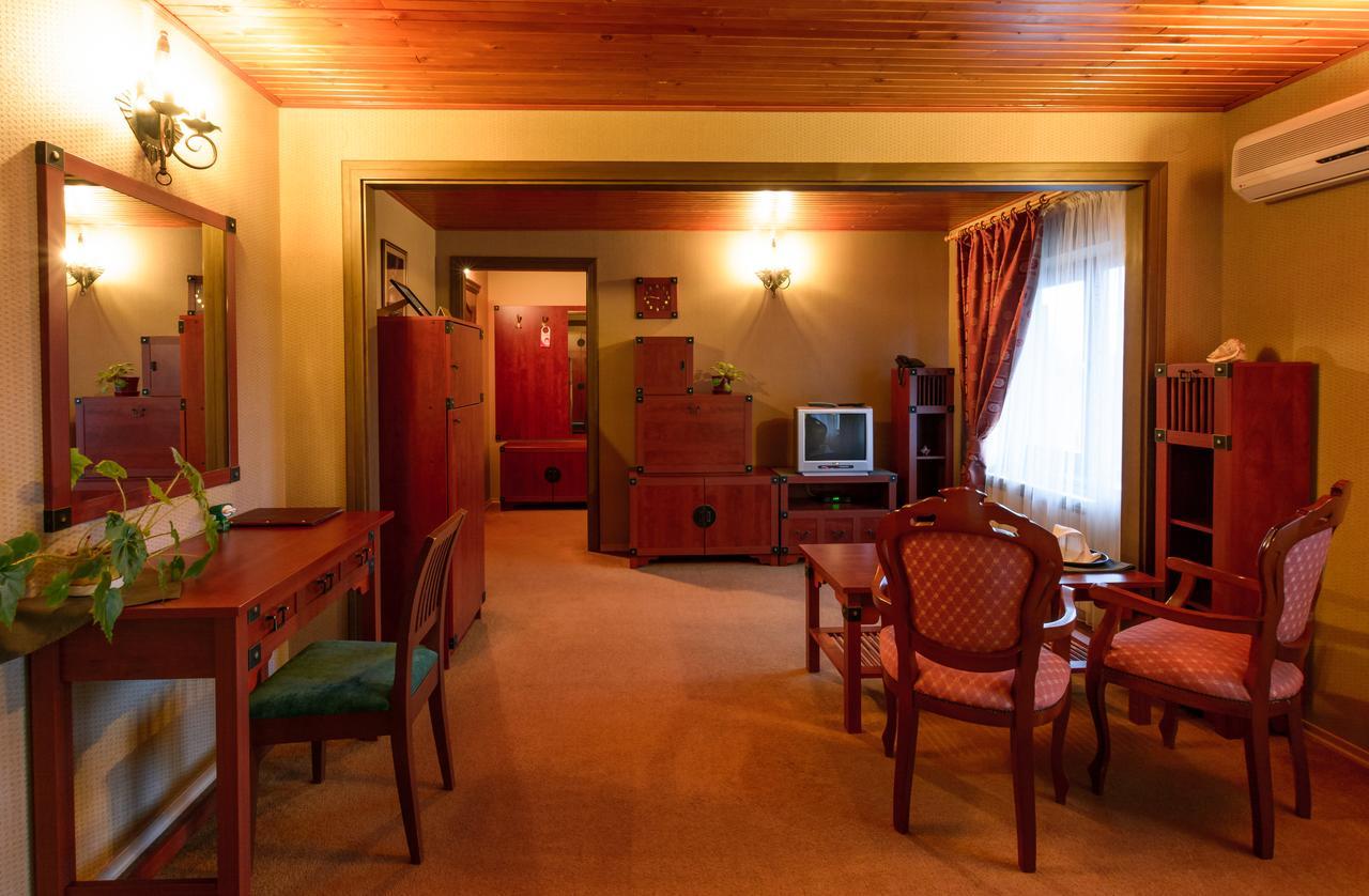Hotel Letuchiy Gollandets à Oujhorod Extérieur photo
