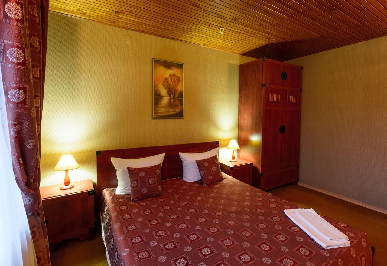 Hotel Letuchiy Gollandets à Oujhorod Extérieur photo