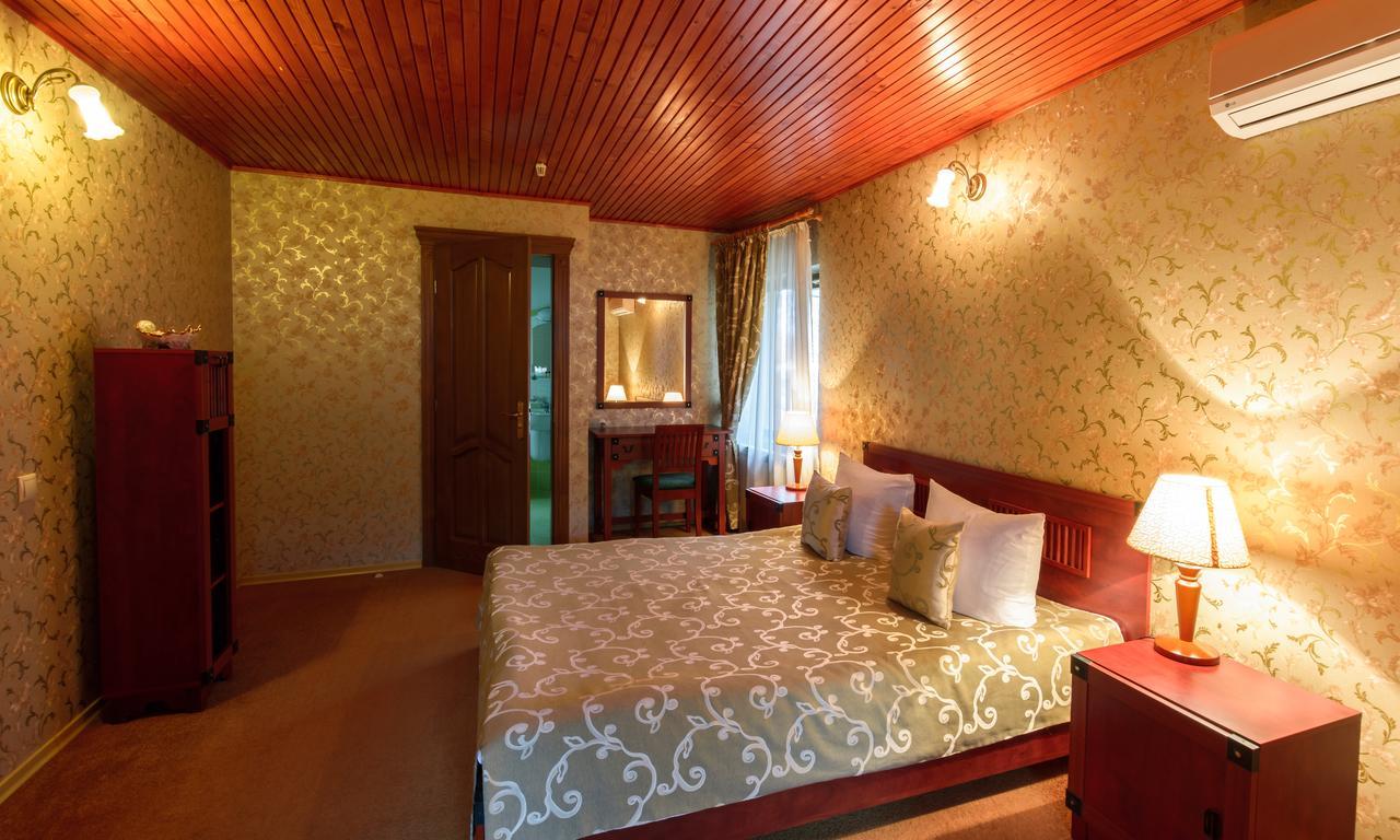 Hotel Letuchiy Gollandets à Oujhorod Extérieur photo
