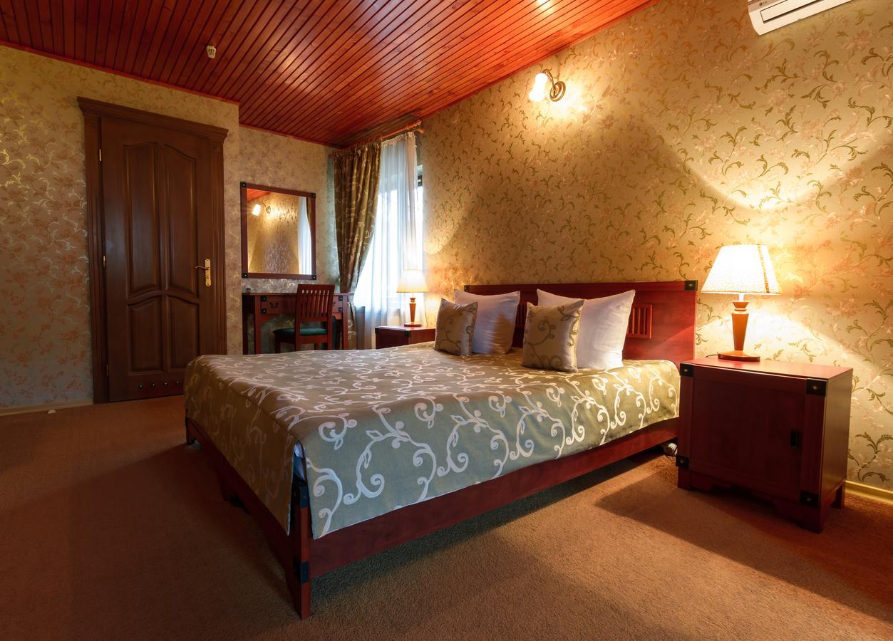 Hotel Letuchiy Gollandets à Oujhorod Extérieur photo