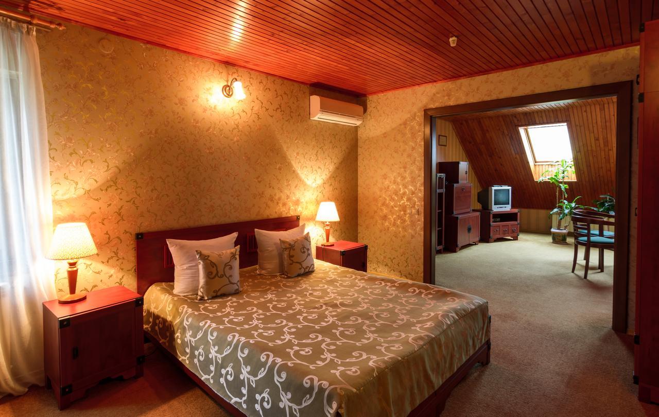 Hotel Letuchiy Gollandets à Oujhorod Extérieur photo
