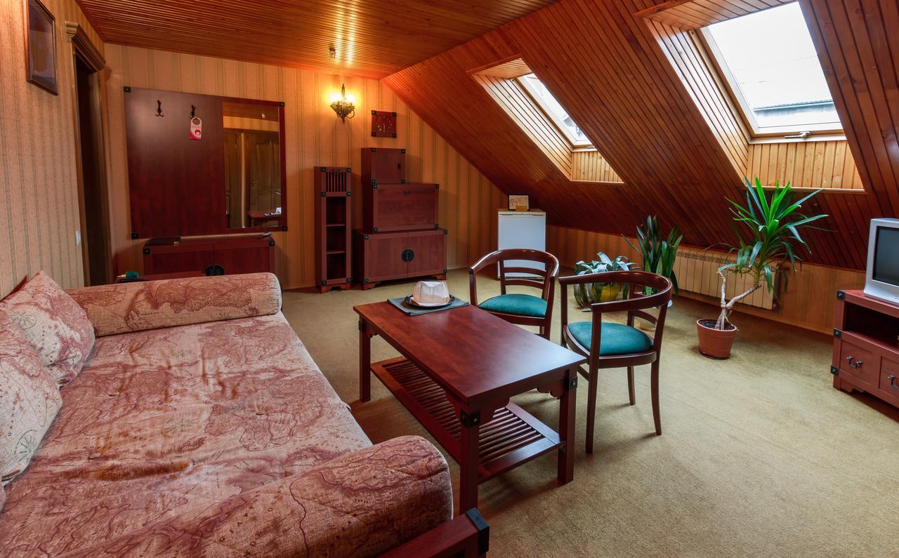 Hotel Letuchiy Gollandets à Oujhorod Extérieur photo