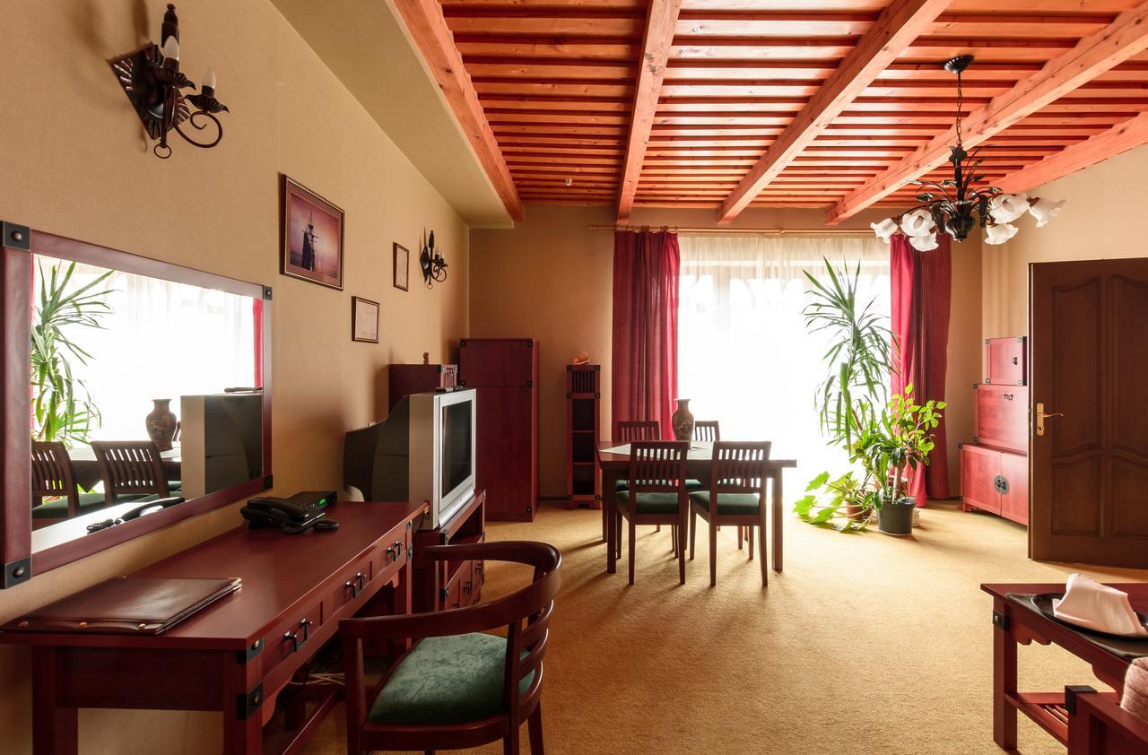 Hotel Letuchiy Gollandets à Oujhorod Extérieur photo