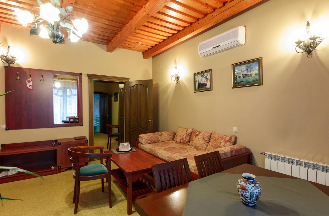 Hotel Letuchiy Gollandets à Oujhorod Extérieur photo