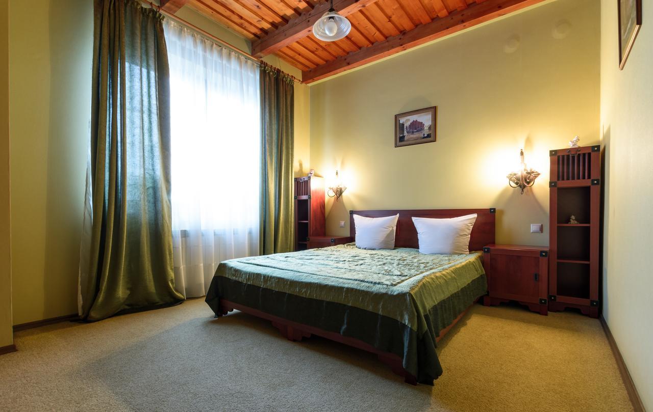 Hotel Letuchiy Gollandets à Oujhorod Extérieur photo
