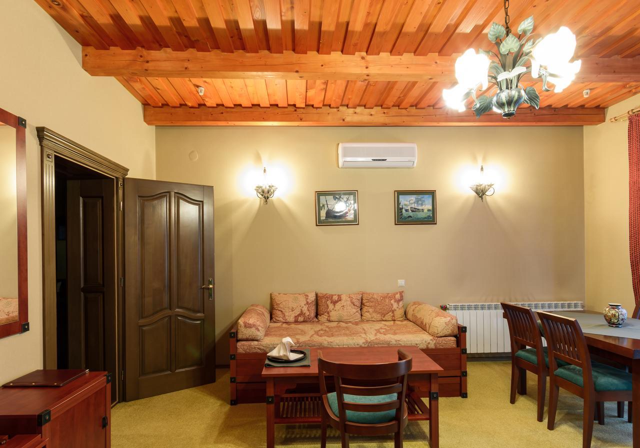 Hotel Letuchiy Gollandets à Oujhorod Extérieur photo